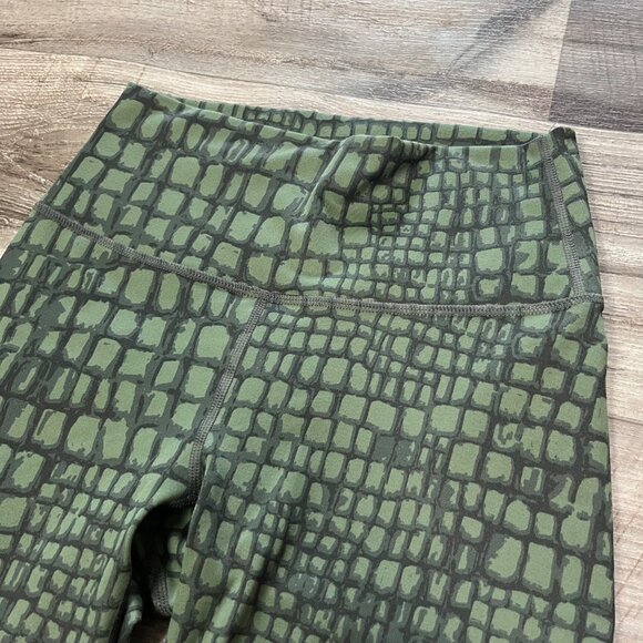 Fabletics Athletic Powerhold Mid Rise Biker Shorts Green Women’s Size S - Picture 3 of 6